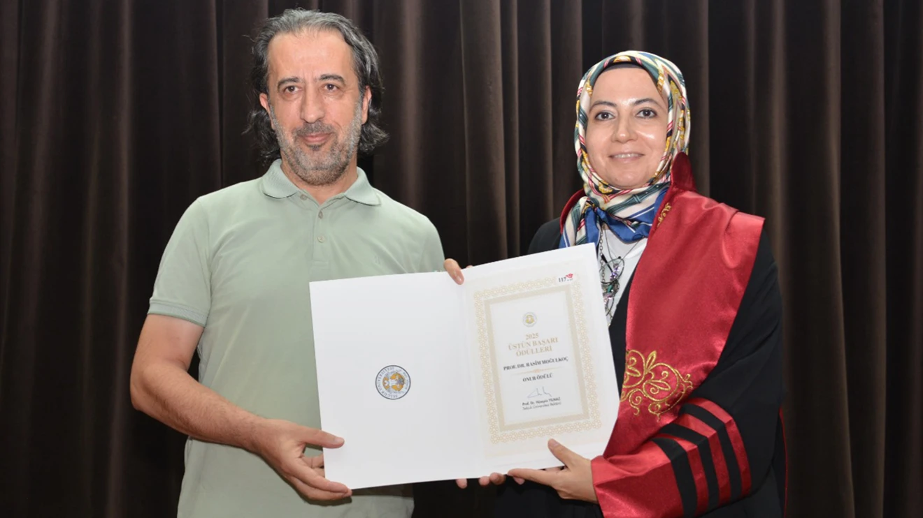 Sağlık Bilimleri ve Fen Bilimleri Enstitülerinde mezuniyet heyecanı